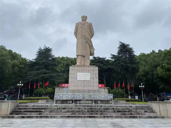 湖南大學(xué)，毛主席雕像