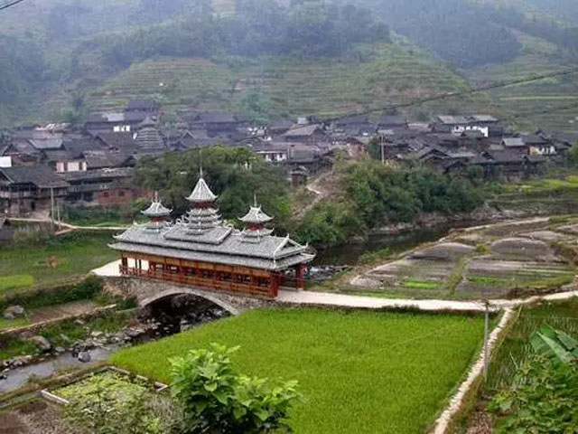 來到古樸的岜扒，這里自然生態(tài)完好，吊腳樓、鼓樓、花橋掩映于叢林